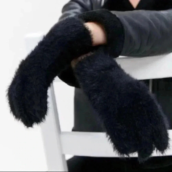 Urban Outfitters Black Eyelash hat and glove set - Picture 1 of 4